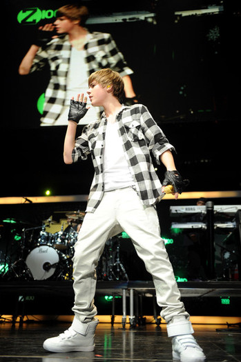 Justin+Bieber+Z100+Jingle+Ball+2010+Presented+NsZR8G165xjl - Justin Bieber in the concert
