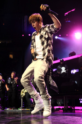 Justin+Bieber+Z100+Jingle+Ball+2010+Presented+sgKU2qrq7A-l - Justin Bieber in the concert
