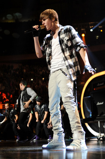 Justin+Bieber+Z100+Jingle+Ball+2010+Presented+sY4ztIUoxR-l - Justin Bieber in the concert
