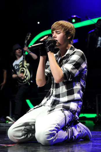 Justin+Bieber+Z100+Jingle+Ball+2010+Presented+u9Jol-_p02Il - Justin Bieber in the concert