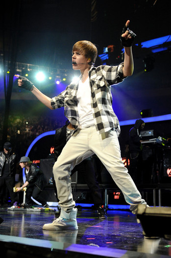 Justin+Bieber+Z100+Jingle+Ball+2010+Presented+v3z0D8wOXw9l - Justin Bieber in the concert