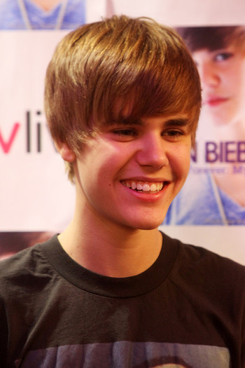Justin+Bieber+Justin+Bieber+Book+Signing+dOodSyJYabql