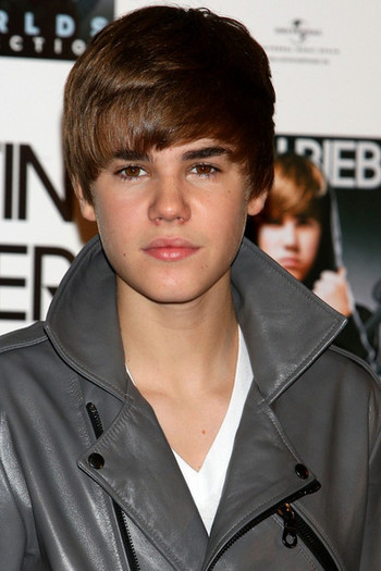 Justin+Bieber+Justin+Bieber+Receives+Gold+D5YEvREDh6rl