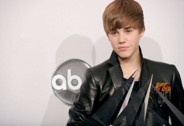 Justin+Bieber+2010+American+Music+Awards+Press+IttmZRX5Rs_l - Justin Bieber 0