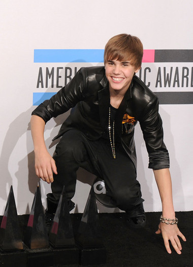 Justin+Bieber+2010+American+Music+Awards+Press+KtXia7HN3o7l