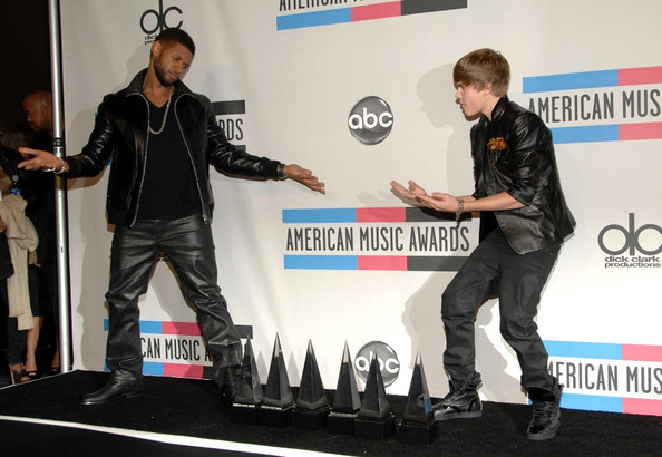 Justin+Bieber+2010+American+Music+Awards+Press+nzoXKJwKskul