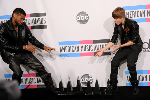 Justin+Bieber+2010+American+Music+Awards+Press+Pw7zULwO4m8l - Justin Bieber 0