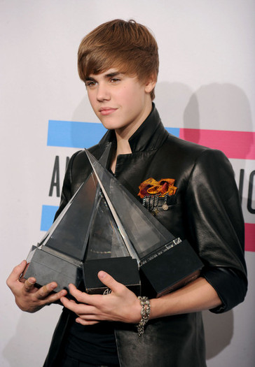 Justin+Bieber+2010+American+Music+Awards+Press+rp4K4RKJTcAl - Justin Bieber 0