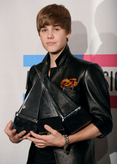 Justin+Bieber+2010+American+Music+Awards+Press+XVUbyHM9Mf2l
