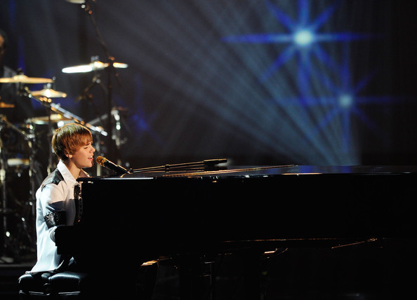 Justin+Bieber+2010+American+Music+Awards+Show+bAx-i-ba8zzl