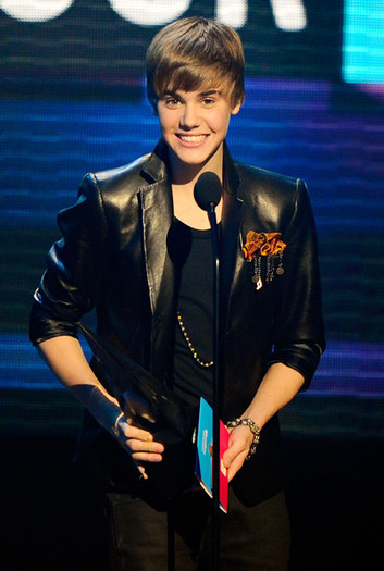 Justin+Bieber+2010+American+Music+Awards+Show+DoNN7ZboZuAl - Justin Bieber 0