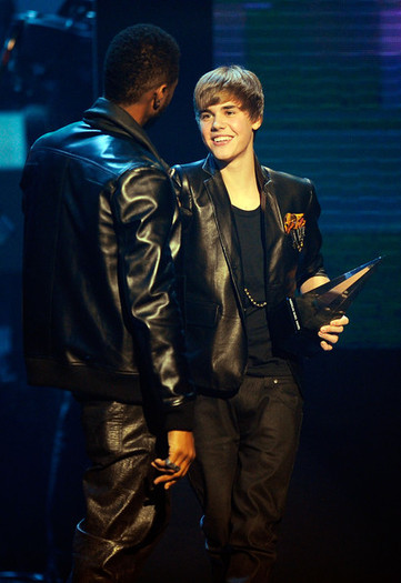 Justin+Bieber+2010+American+Music+Awards+Show+J8JHWg1w2L9l