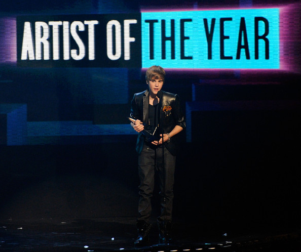 Justin+Bieber+2010+American+Music+Awards+Show+k-JEd4U_A8tl - Justin Bieber 0