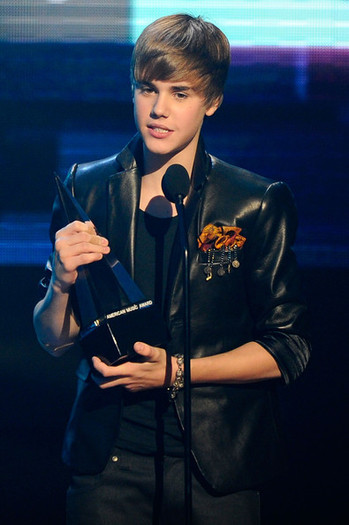 Justin+Bieber+2010+American+Music+Awards+Show+PgVy3C9bee2l - Justin Bieber 0