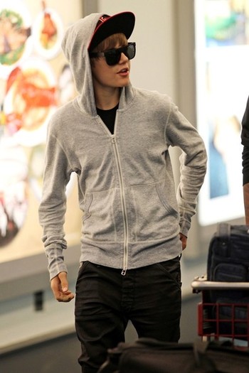 Justin+Bieber+Justin+Bieber+Arrives+Vancouver+6VUTv7cghRfl - Justin Bieber 0