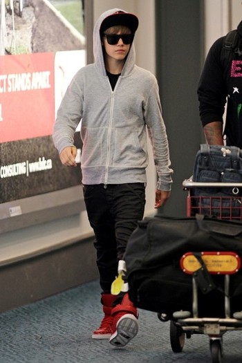 Justin+Bieber+Justin+Bieber+Arrives+Vancouver+8GylWABQKbQl - Justin Bieber 0