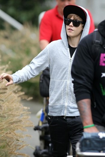 Justin+Bieber+Justin+Bieber+Arrives+Vancouver+Fv1cPZBMR1Al