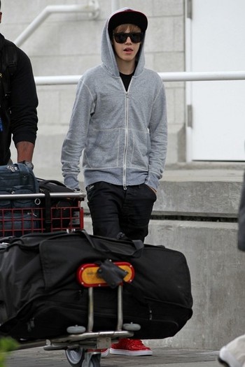 Justin+Bieber+Justin+Bieber+Arrives+Vancouver+IWY9ikxMQDNl