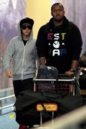 Justin+Bieber+Justin+Bieber+Arrives+Vancouver+lYBuHw-wJROl