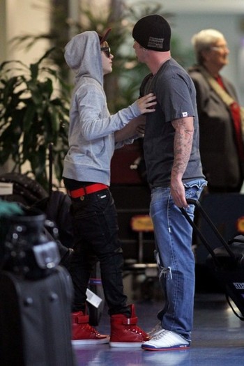 Justin+Bieber+Justin+Bieber+Arrives+Vancouver+O_6dBm71RWVl