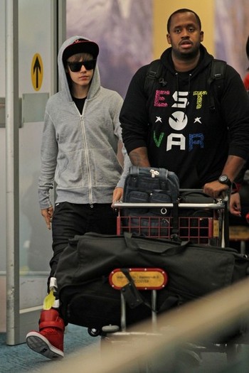 Justin+Bieber+Justin+Bieber+Arrives+Vancouver+prhvktT8gqel