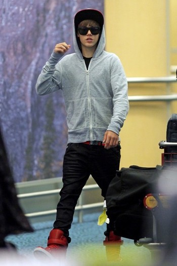 Justin+Bieber+Justin+Bieber+Arrives+Vancouver+RSFPywkCcmTl