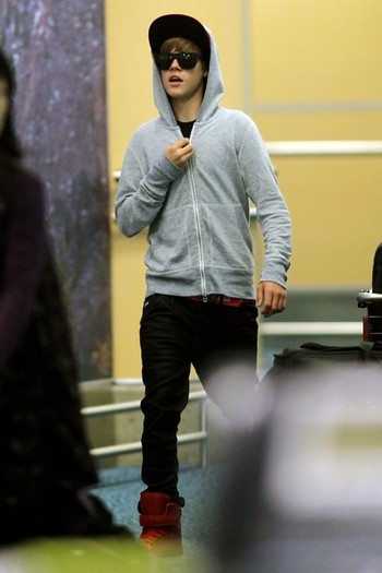 Justin+Bieber+Justin+Bieber+Arrives+Vancouver+Z_CjlcAN4Z3l