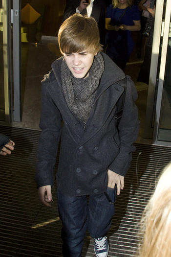 Justin+Bieber+Justin+Bieber+Heathrow+FddE5N8M-B8l