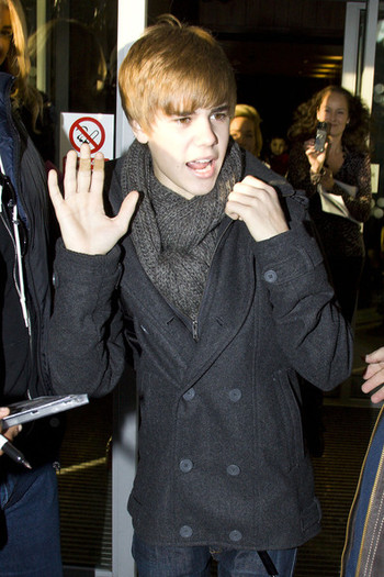 Justin+Bieber+Justin+Bieber+Heathrow+fUEIUOFQfcyl - Justin Bieber 0