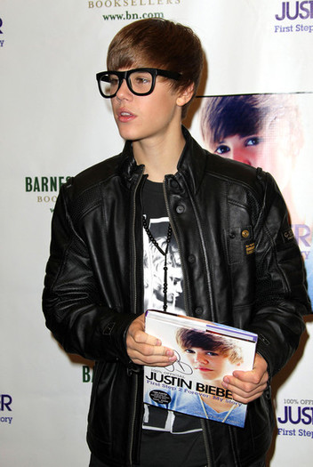 Justin+Bieber+Justin+Bieber+Halloween+Appearance+1tLfnSRsIT7l - Justin Bieber 0
