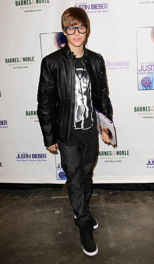 Justin+Bieber+Justin+Bieber+Halloween+Appearance+d0GrclNZxDjl - Justin Bieber 0