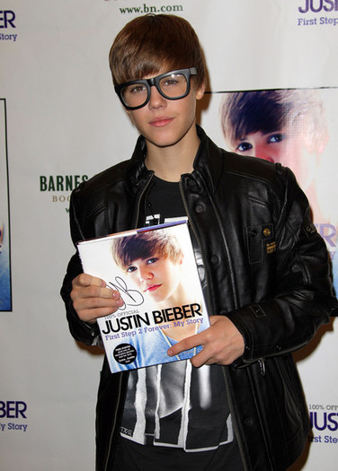 Justin+Bieber+Justin+Bieber+Halloween+Appearance+F1Ep-uOW9X_l - Justin Bieber 0