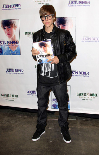 Justin+Bieber+Justin+Bieber+Halloween+Appearance+mHAsQxrUdmBl - Justin Bieber 0