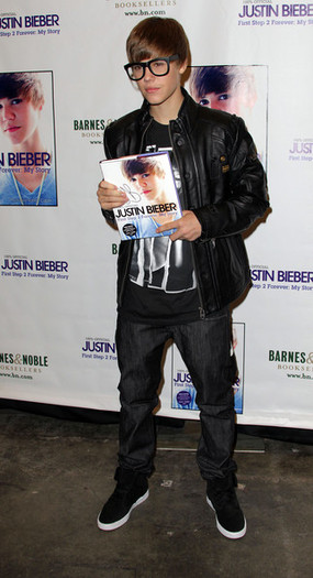 Justin+Bieber+Justin+Bieber+Halloween+Appearance+mUQP_O5M1Xxl - Justin Bieber 0