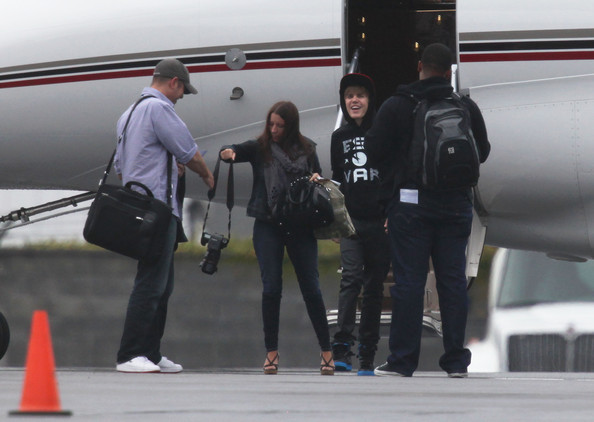 Justin+Bieber+Justin+Bieber+Parents+Arriving+1V-bMx5Y6mKl - Justin Bieber 0