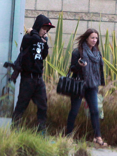 Justin+Bieber+Justin+Bieber+Parents+Arriving+3brAqnJAdyZl - Justin Bieber 0