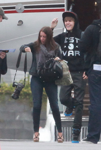 Justin+Bieber+Justin+Bieber+Parents+Arriving+DgEF6X42Ym-l - Justin Bieber 0