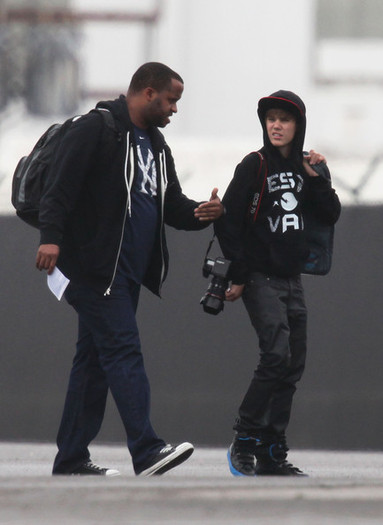 Justin+Bieber+Justin+Bieber+Parents+Arriving+KWd1257cB5tl