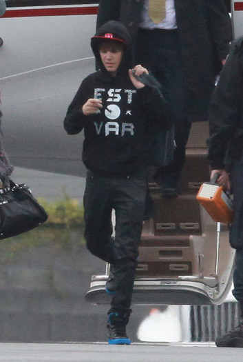 Justin+Bieber+Justin+Bieber+Parents+Arriving+o2O7datoNb2l - Justin Bieber 0