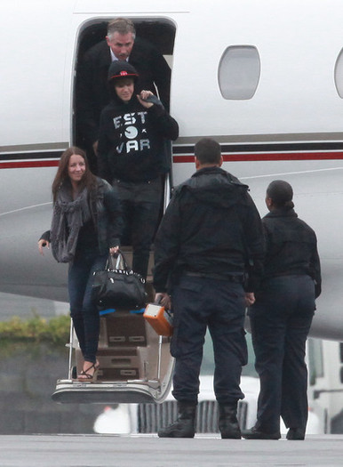 Justin+Bieber+Justin+Bieber+Parents+Arriving+PZQQERZ45mQl - Justin Bieber 0