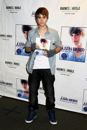 Justin+Bieber+Justin+Bieber+Promotes+Book+4elqLqy7-8il - Justin Bieber 0