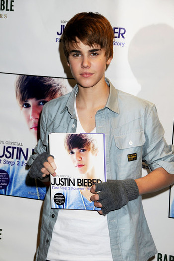 Justin+Bieber+Justin+Bieber+Promotes+Book+EUEZ4kO-PDDl