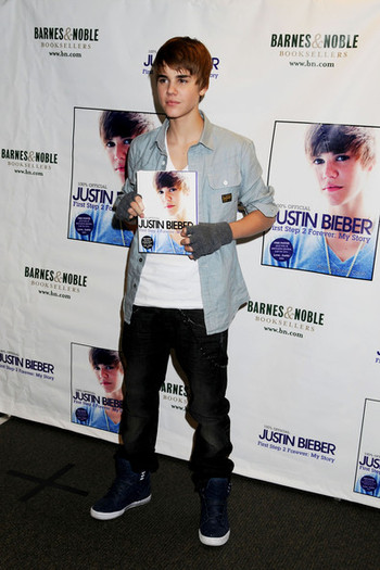 Justin+Bieber+Justin+Bieber+Promotes+Book+NWduee7sS9Jl - Justin Bieber 0