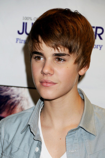 Justin+Bieber+Justin+Bieber+Promotes+Book+qB7HKgPCitll - Justin Bieber 0
