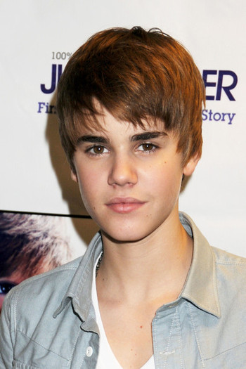 Justin+Bieber+Justin+Bieber+Promotes+Book+wH1UvxGMApFl - Justin Bieber 0