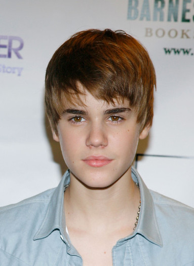 Justin+Bieber+Justin+Bieber+Signs+Copies+First+2FtFd7lyi0al - Justin Bieber 0