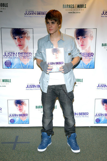 Justin+Bieber+Justin+Bieber+Signs+Copies+First+aNjEKo-vU6Zl - Justin Bieber 0
