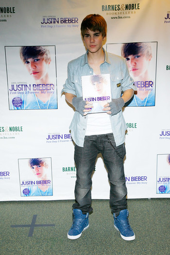 Justin+Bieber+Justin+Bieber+Signs+Copies+First+DB0bL4gexNIl - Justin Bieber 0
