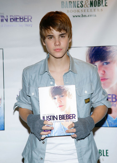 Justin+Bieber+Justin+Bieber+Signs+Copies+First+EijHdNs-zygl - Justin Bieber 0