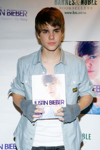 Justin+Bieber+Justin+Bieber+Signs+Copies+First+lss1mf8Z86Wl - Justin Bieber 0